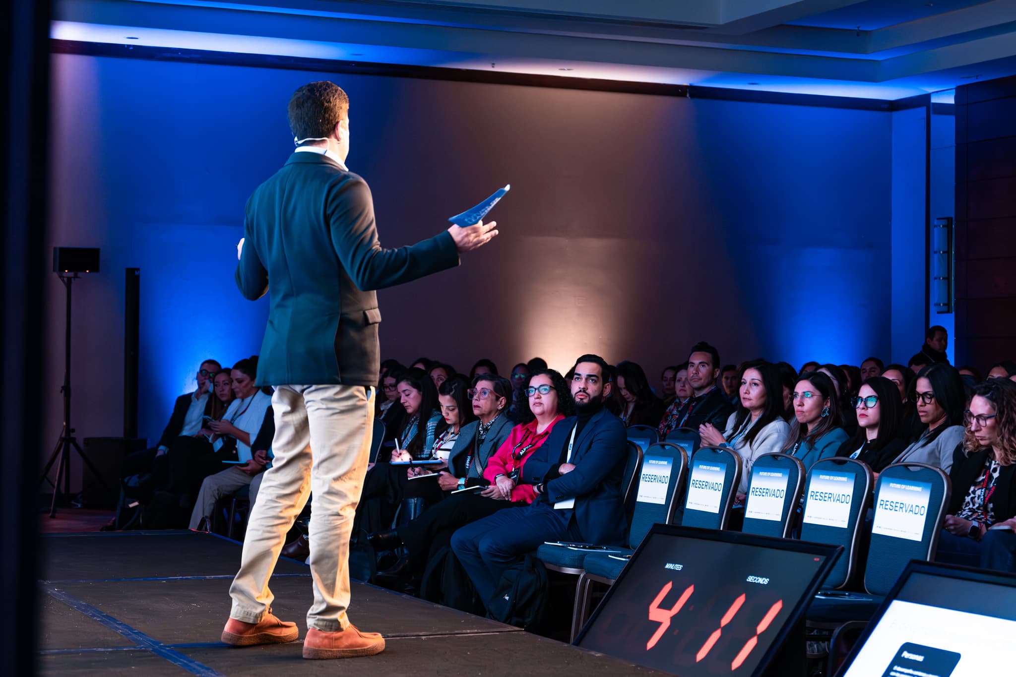 Grupo de participantes en evento corporativo