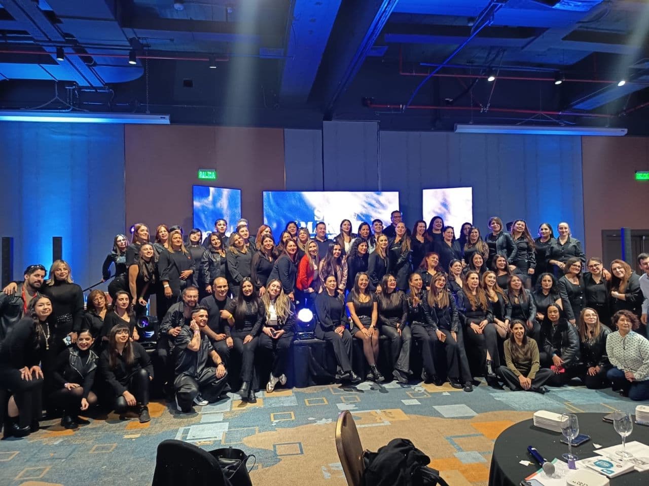 Equipo celebrando en un kick off de capacitación